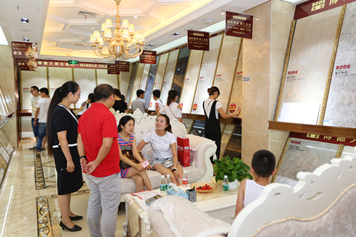 業(yè)主參觀奢華展廳并紛紛下定_副本.jpg