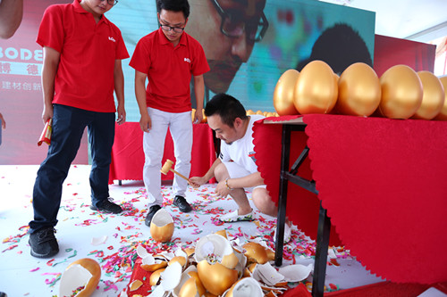 業(yè)主砸金蛋中大獎(jiǎng) (1)_副本.jpg